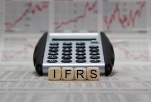 Új IFRS a láthatáron: az IFRS 19 - Biróné Zeller Judit